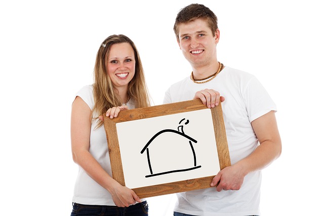dva mladí lidé s obrázkem domu